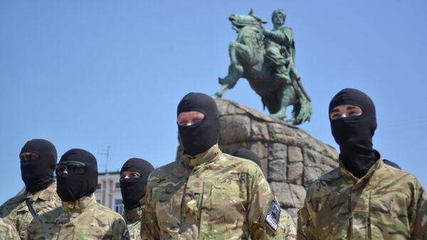 Бойцы батальона “Азов” приняли присягу в Киеве перед отправкой на Донбасс - Sputnik Latvija