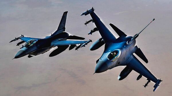 Истребители ВВС США F-16 над территорией Ирака - Sputnik Латвия