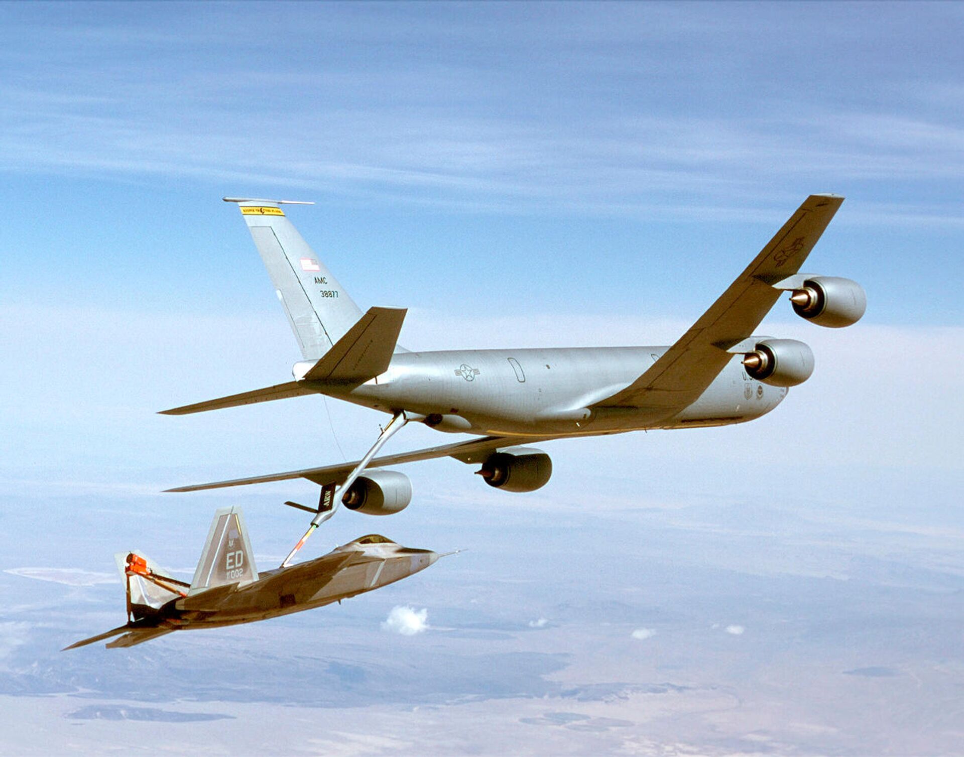 Американский самолет-заправщик KC-135 Stratotanker дозаправляет истребитель F-22 Раптор  - Sputnik Latvija, 1920, 27.05.2022