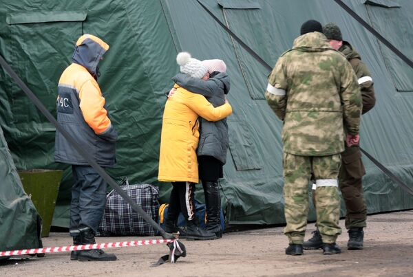 Беженцы из Мариуполя у палаток в селе Безыменном. - Sputnik Латвия