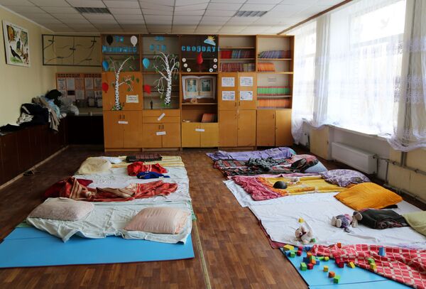 Пункт приема беженцев организовали в здании школы села Безыменное. - Sputnik Латвия