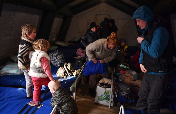Беженцы из Мариуполя утверждают, что их никто не предупреждал об открытии &quot;зеленых коридоров&quot;. - Sputnik Латвия