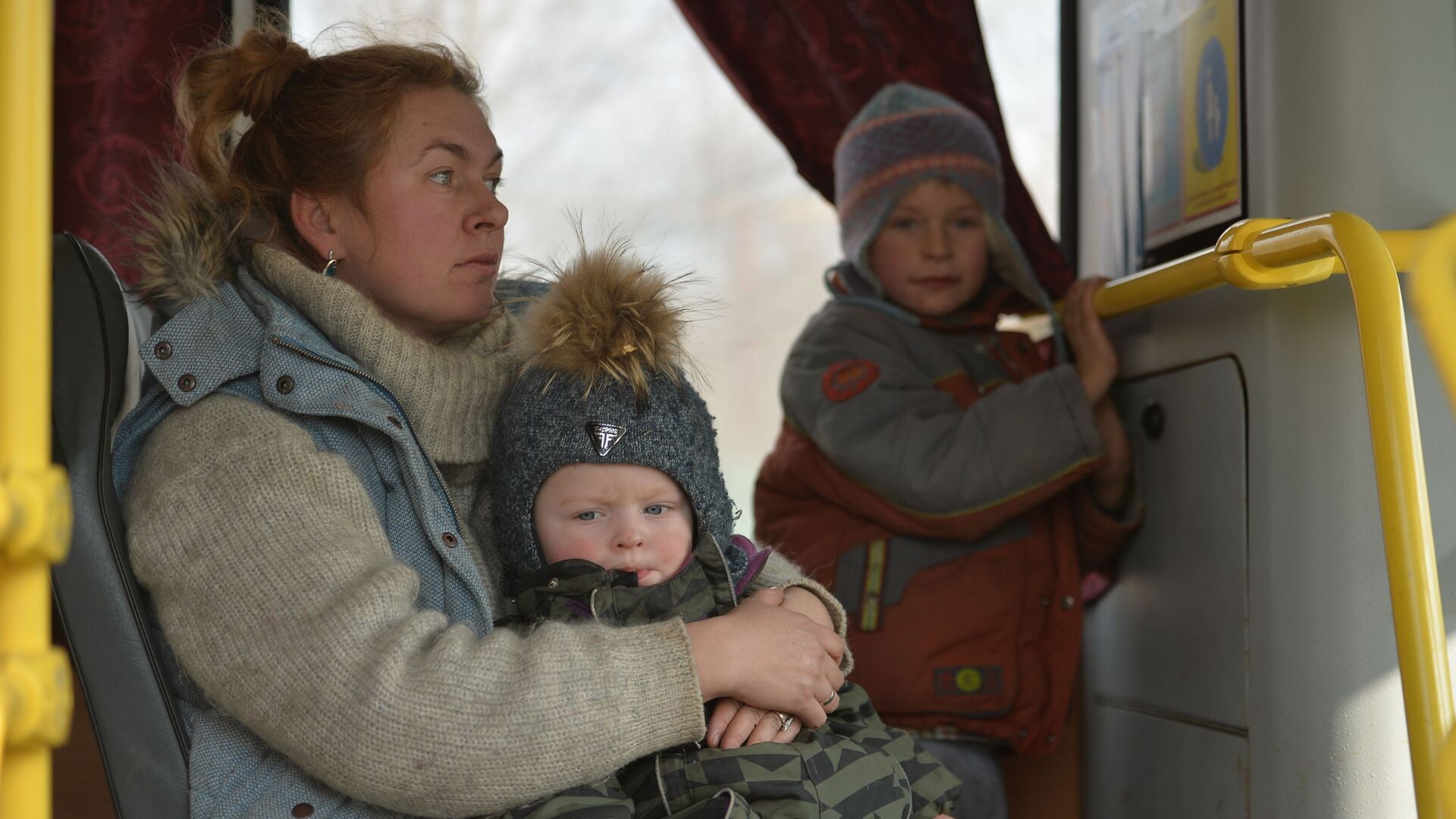 Беженцы из Мариуполя в автобусе недалеко от пункта оказания помощи эвакуированному населению, который организован МЧС ДНР в селе Безыменное  - Sputnik Латвия, 1920, 16.03.2022