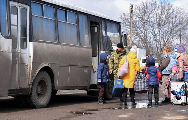 Пункт помощи в Безыменном – временное прибежище для беженцев. - Sputnik Латвия
