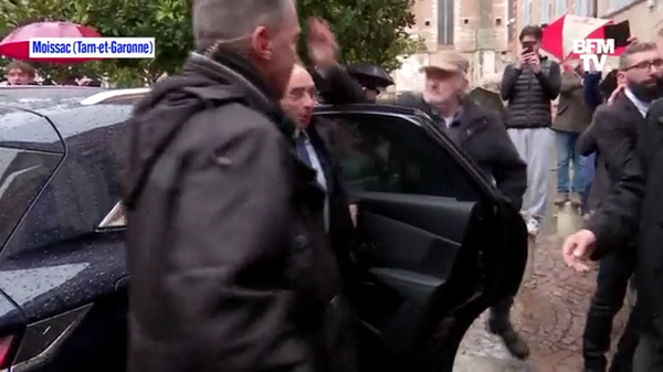 Момент нападения на кандидата в президенты Франции Земмура попал на видео - Sputnik Латвия