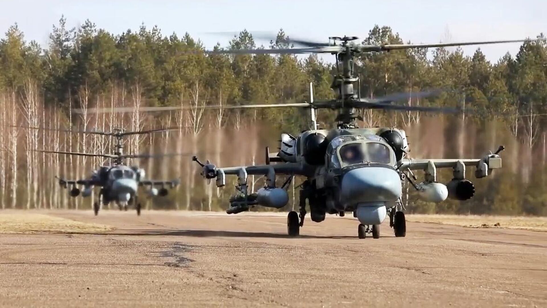 Ударные вертолеты Ка-52 после окончания операции по уничтожению бронетехники вооруженных сил Украины - Sputnik Latvija, 1920, 27.03.2022