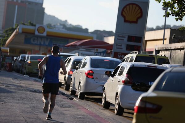 Очередь на заправочной станции Shell после объявления о повышении цен на топливо в Рио-де-Жанейро, Бразилия. - Sputnik Латвия