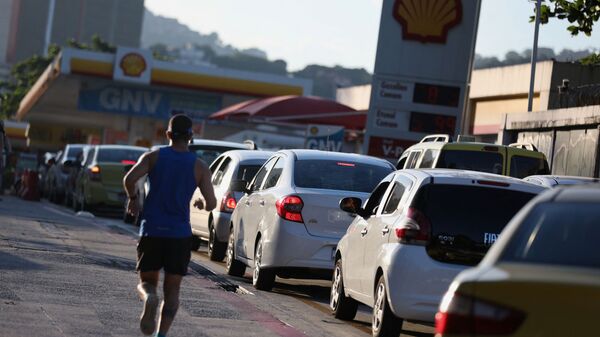 Очередь на заправочной станции Shell после объявления о повышении цен на топливо в Рио-де-Жанейро, Бразилия - Sputnik Латвия