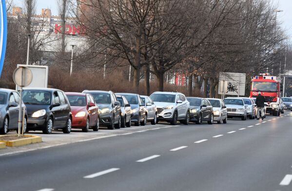 Автомобилисты стоят в очереди на автозаправочной станции, чтобы заправиться топливом до полуночи в Загребе. - Sputnik Латвия