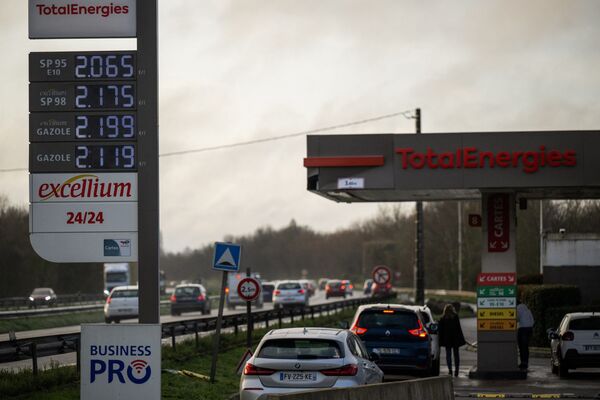 Автомобили и табло с указанием цен на топливо на французской заправке. - Sputnik Латвия