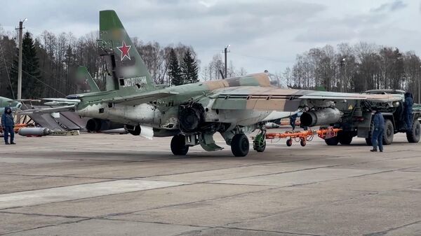 Российский пилот сумел посадить Су-25 после попадания украинской ракеты - Sputnik Латвия