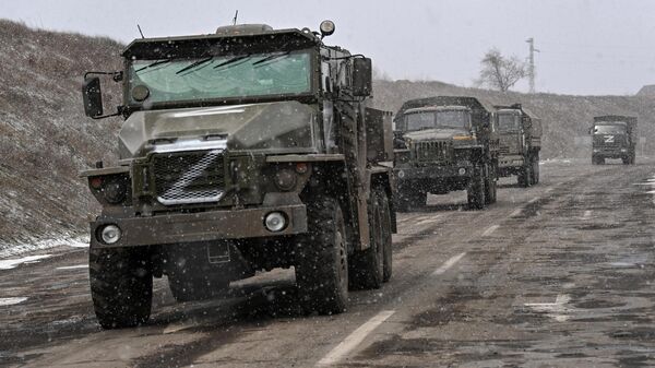 Колонна российской военной техники на шоссе в окрестностях Херсона - Sputnik Latvija