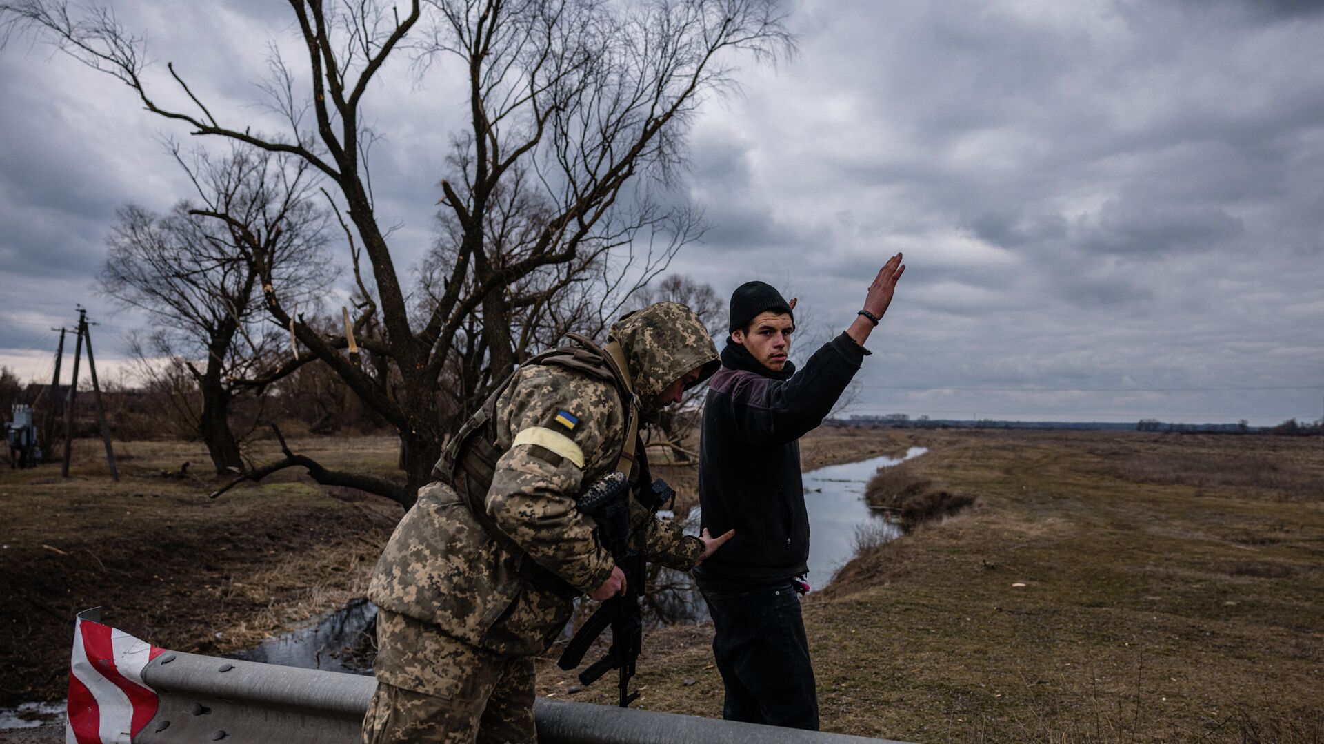 Военнослужащий ВСУ обыскивает мирного жителя в селе к востоку от города Бровары, Украина  - Sputnik Latvija, 1920, 19.03.2022
