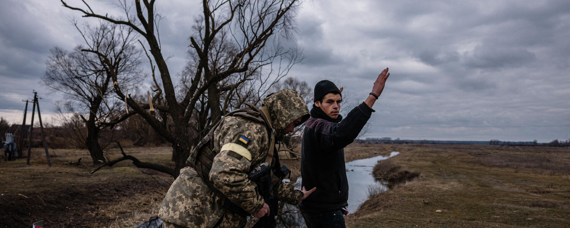 Военнослужащий ВСУ обыскивает мирного жителя в селе к востоку от города Бровары, Украина  - Sputnik Latvija, 1920, 19.03.2022