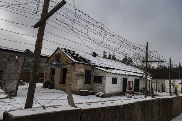 Luganskas Tautas Republikas varasiestādes uzskata, ka kaut kur cietuma apkaimē meklējami bojāgājušo apbedījumu vieta - Sputnik Latvija