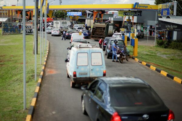 Водители выстраиваются в очередь у заправочной станции после объявления обновленных цен на топливо в Бразилиа. - Sputnik Latvija