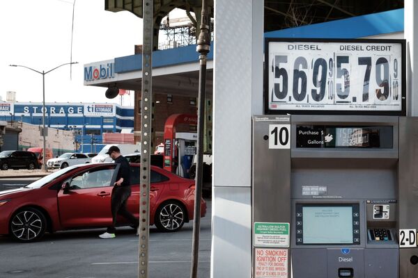 Цены на бензин на заправочной станции в Бруклине. - Sputnik Latvija