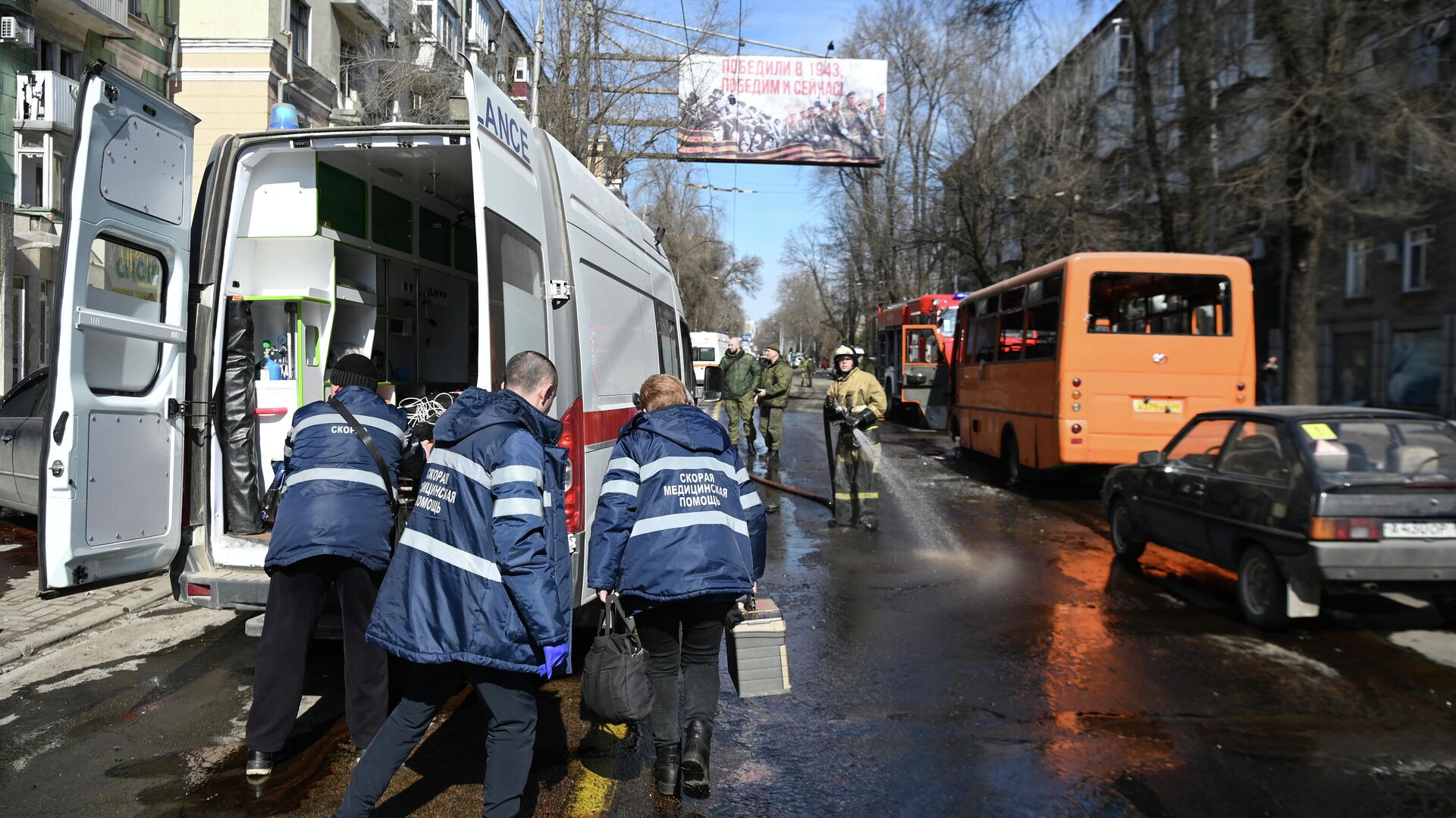 Сотрудники скорой помощи на месте взрыва в центре Донецка после обстрела ракетой Точка-У - Sputnik Латвия, 1920, 17.03.2022