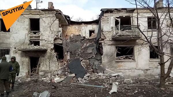 Уничтожено 70% зданий: последствия боевых действий в Волновахе - Sputnik Латвия