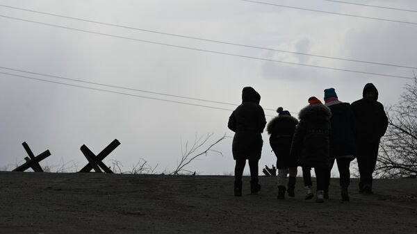 Беженцы на выезде из Мариуполя, 17 марта 2022 года  - Sputnik Latvija