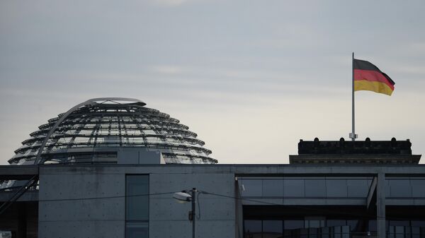 Национальный флаг Федеративной Республики Германии над зданием Будестага в Берлине в день выборов в парламент Германии - Sputnik Latvija