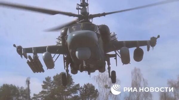 Видео уничтожения укреплённого опорного пункта украинских националистов вертолетами - Sputnik Latvija