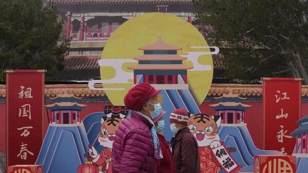 Пожилые женщины в масках идут по парку в Пекине - Sputnik Латвия