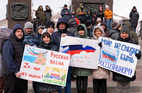 Торжественно отметили годовщину по всей России - от Калининграда до Владивостока. - Sputnik Латвия