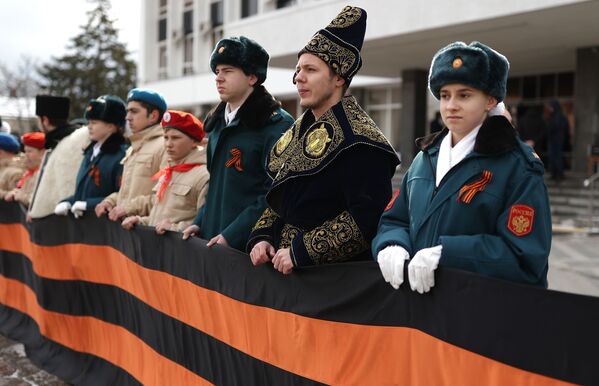 Люди на торжественной церемонии поднятия государственного флага России в Краснодаре.  - Sputnik Латвия
