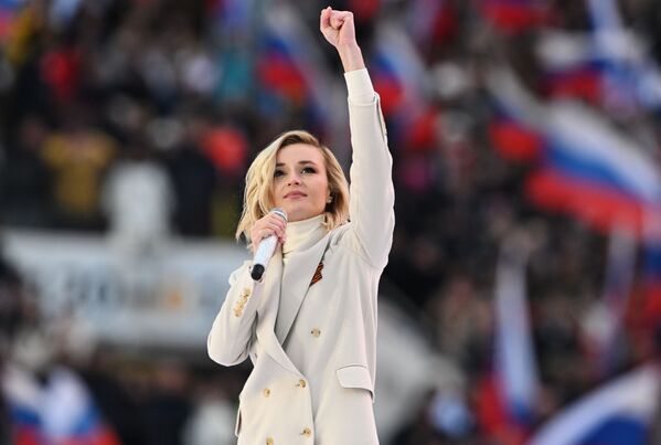 Певица Полина Гагарина выступает на митинге-концерте в Лужниках, посвященном воссоединению Крыма с Россией - Sputnik Латвия