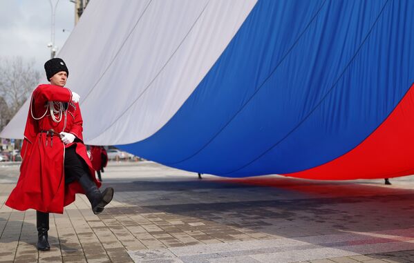Казак почетного караула Кубанского казачьего войска на торжественной церемонии поднятия государственного флага России в Краснодаре.  - Sputnik Латвия