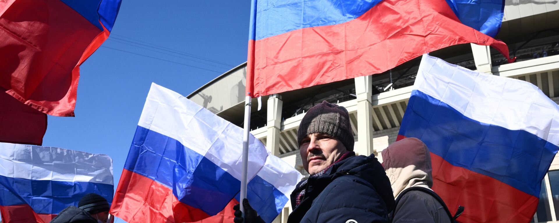 Люди у большой спортивной арены Лужники в Москве перед началом митинга-концерта, посвященного воссоединению Крыма с Россией - Sputnik Латвия, 1920, 23.07.2022