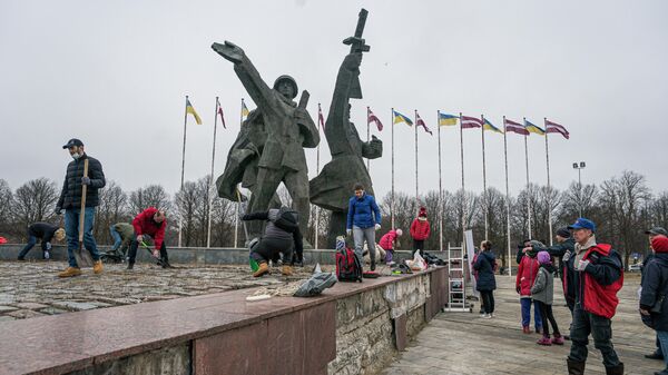 Субботник у памятника Освободителям Риги - Sputnik Латвия