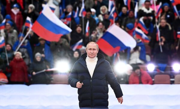 Krievijas prezidents Vladimirs Putins uzstājas ar runu Lužņiku stadionā organizētajā pasākumā, kas veltīts Krimas atkalapvienošanai ar Krieviju. - Sputnik Latvija
