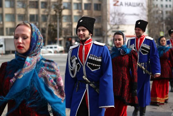 Krievijas karoga svinīgā pacelšanas ceremonijā par godu Krimas atkalapvienošanās dienai ar Krieviju, Krasnodaras galvenais laukums. Krievijas karoga svinīgā pacelšanas ceremonijā par godu Krimas atkalapvienošanās dienai ar Krieviju, Krasnodaras galvenais laukums. - Sputnik Latvija