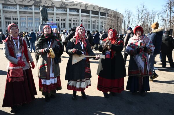 Folkloras ansambļa dalībnieces pie Lužņiku stadiona lielās arenas. Folkloras ansambļa dalībnieces pie Lužņiku stadiona lielās arenas. - Sputnik Latvija
