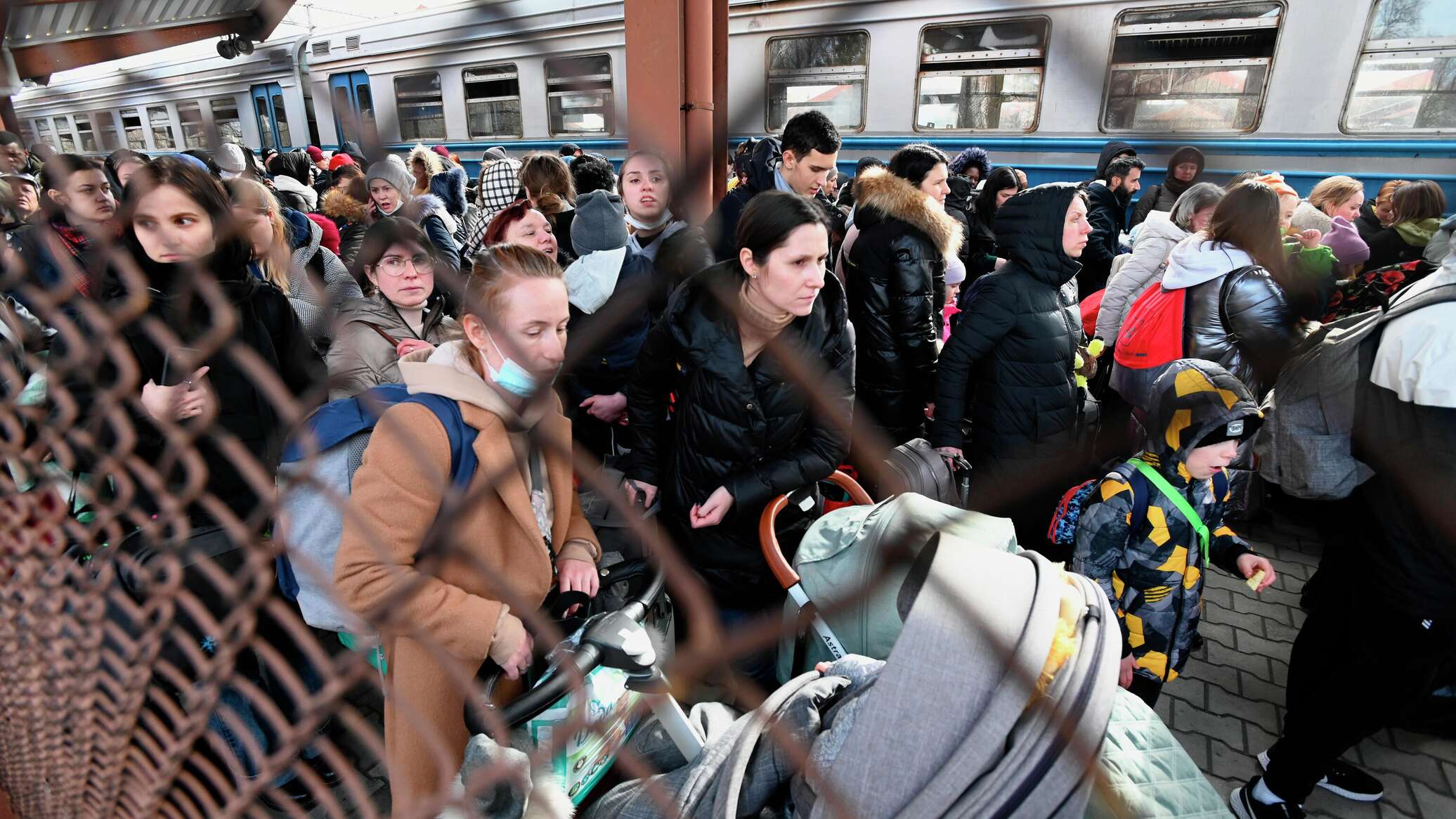 Украинские беженцы в европе. Украинские беженцы. Украинские мигранты. Мигранты в Германии Украина. Беженцы в Варшаве на вокзале.