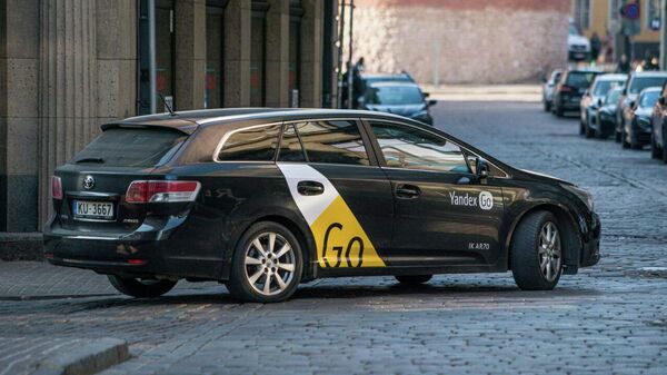 Автомобиль службы Яндекс.Такси в Риге - Sputnik Латвия