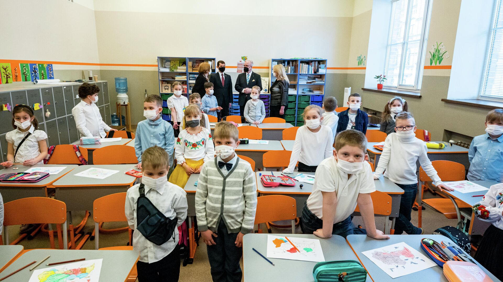Президент Латвии Эгилс Левитс посетил Рижскую украинскую среднюю школу - Sputnik Латвия, 1920, 11.04.2022