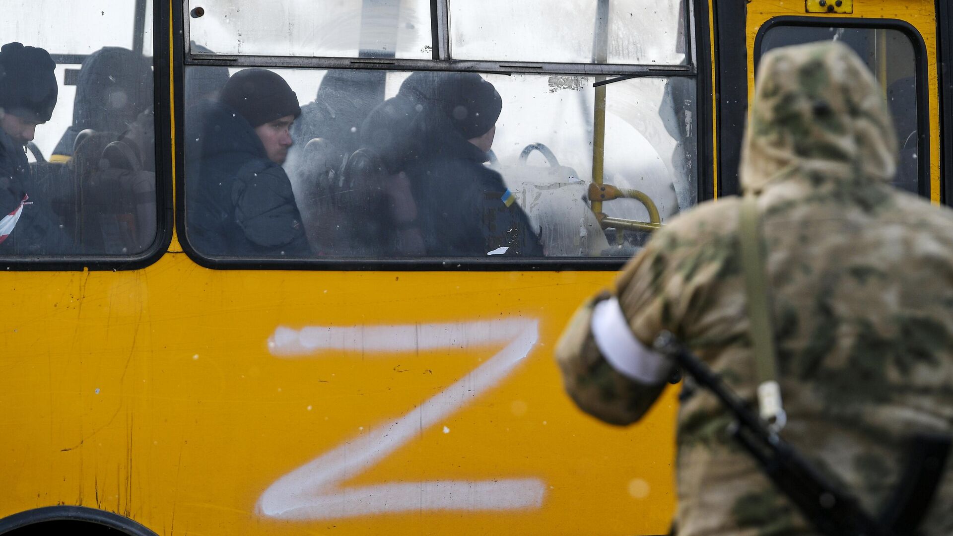 Автобус с украинскими военнопленными на окраине Мариуполя - Sputnik Латвия, 1920, 23.03.2022