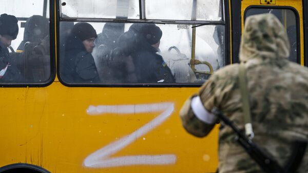 Автобус с украинскими военнопленными на окраине Мариуполя - Sputnik Латвия