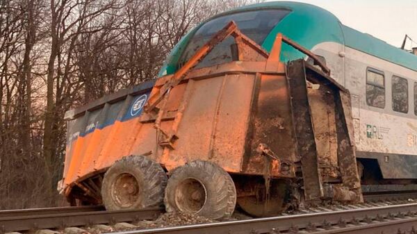 Последствия столкновения поезда Могилев-Минск с тракторным прицепом на перегоне Руденск-Михановичи, 22 марта 2022 года  - Sputnik Латвия