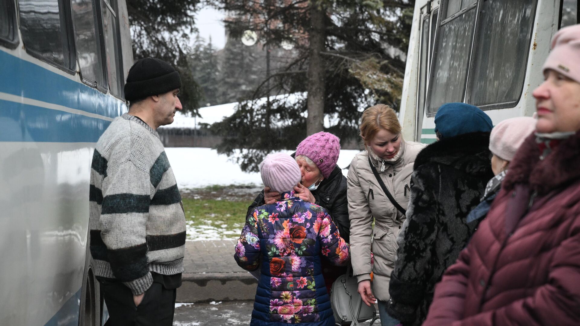 Люди прощаются возле автобуса во время эвакуации из Горловки на территорию России - Sputnik Latvija, 1920, 27.03.2022