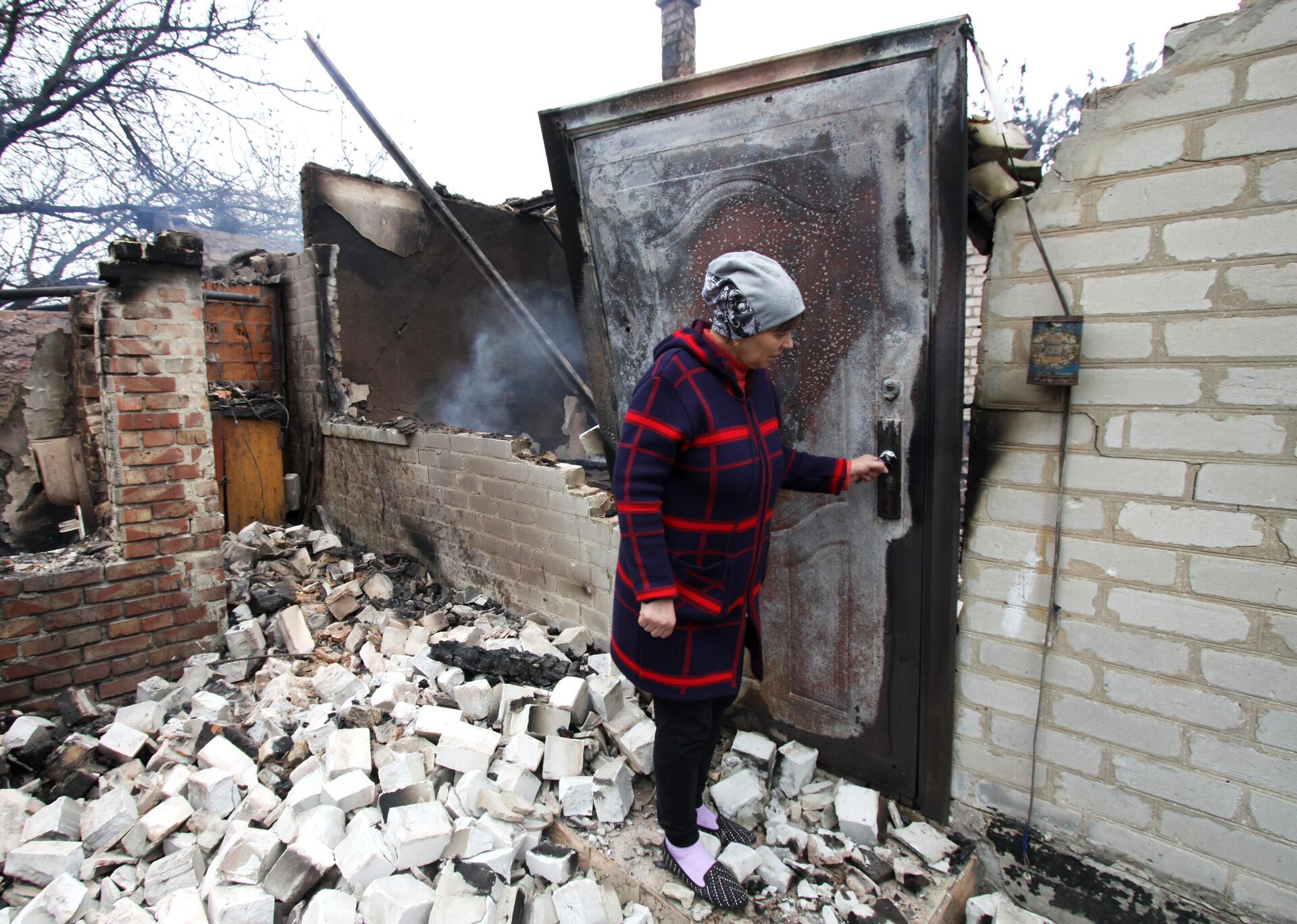 Дом на окраине Петровского района Донецка, сгоревший от прямого попадания снаряда в ходе обстрела - Sputnik Latvija, 1920, 24.03.2022