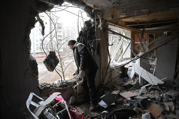 Vīrietis dzīvoklī, ko sagrāvis šāviņš tiešā trāpījumā. Gorlovka - Sputnik Latvija