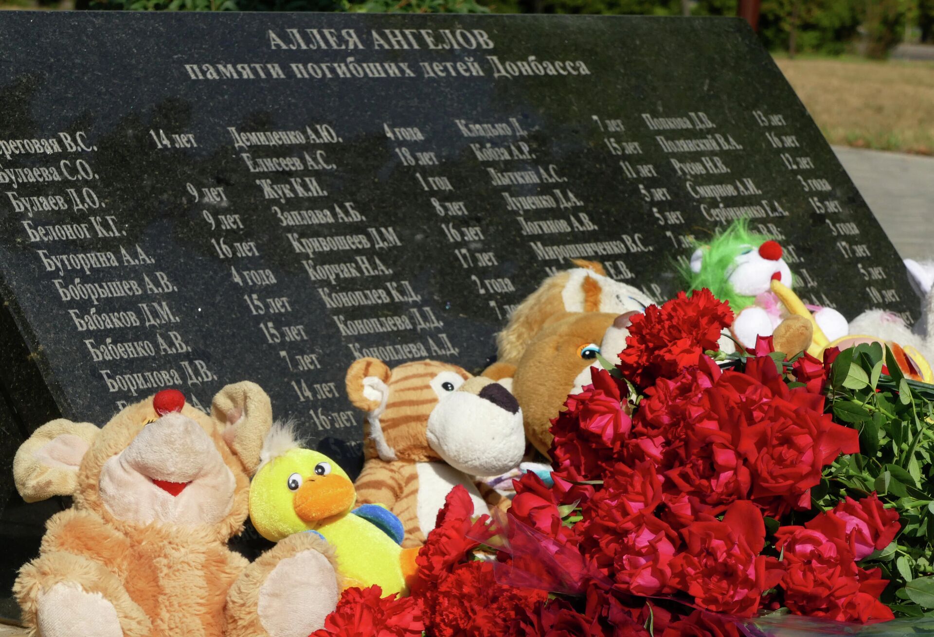Цветы и игрушки, возложенные к памятнику Аллея Ангелов в Донецке  - Sputnik Latvija, 1920, 24.03.2022