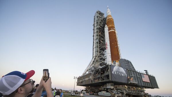 Лунная ракета НАСА с капсулой экипажа Orion перевозится на стартовую площадку на мысе Канаверал, США - Sputnik Latvija