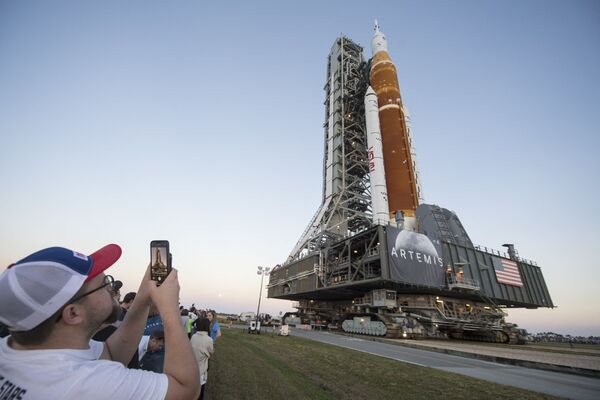 NASA Mēness raķete ar &quot;Orion&quot; ekipāžas kapsulu tiek pārvesta uz starta laukumu Kanaverala ragā ASV - Sputnik Latvija
