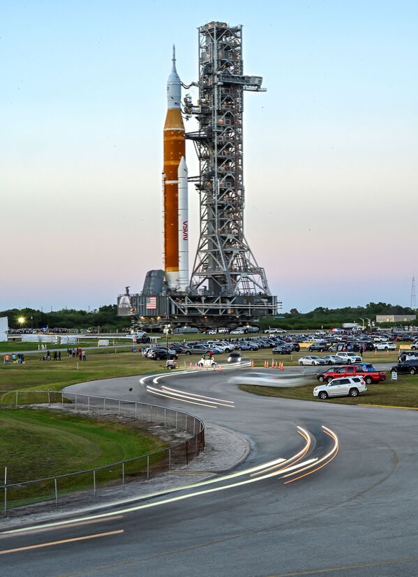 NASA raķete Space Launch System (SLS) ar kosmisko kuģi &quot;Orion&quot; Kenedija Kosmiskajā centrā Floridā - Sputnik Latvija