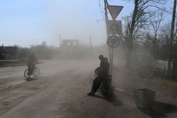 Жители города на разрушенной улице в Волновахе - Sputnik Латвия
